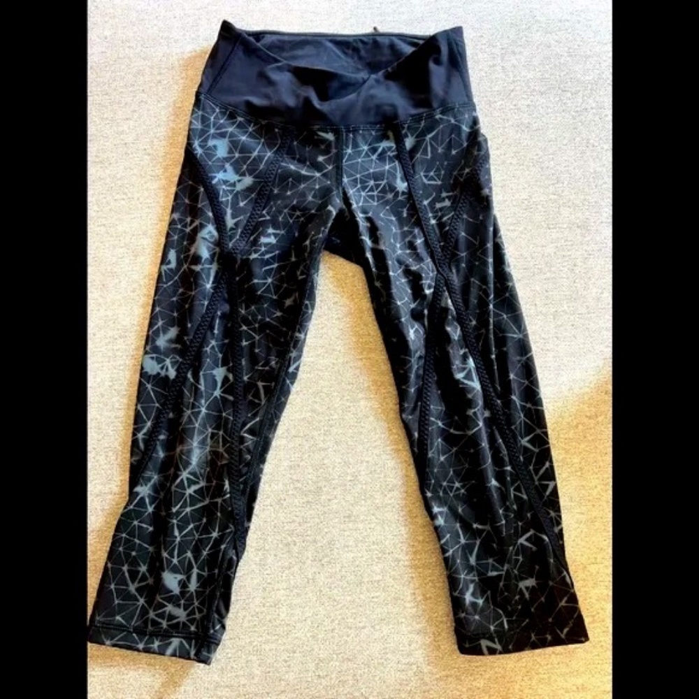 Lululemon black and gray galaxy print crop leggings size 0/2/xs